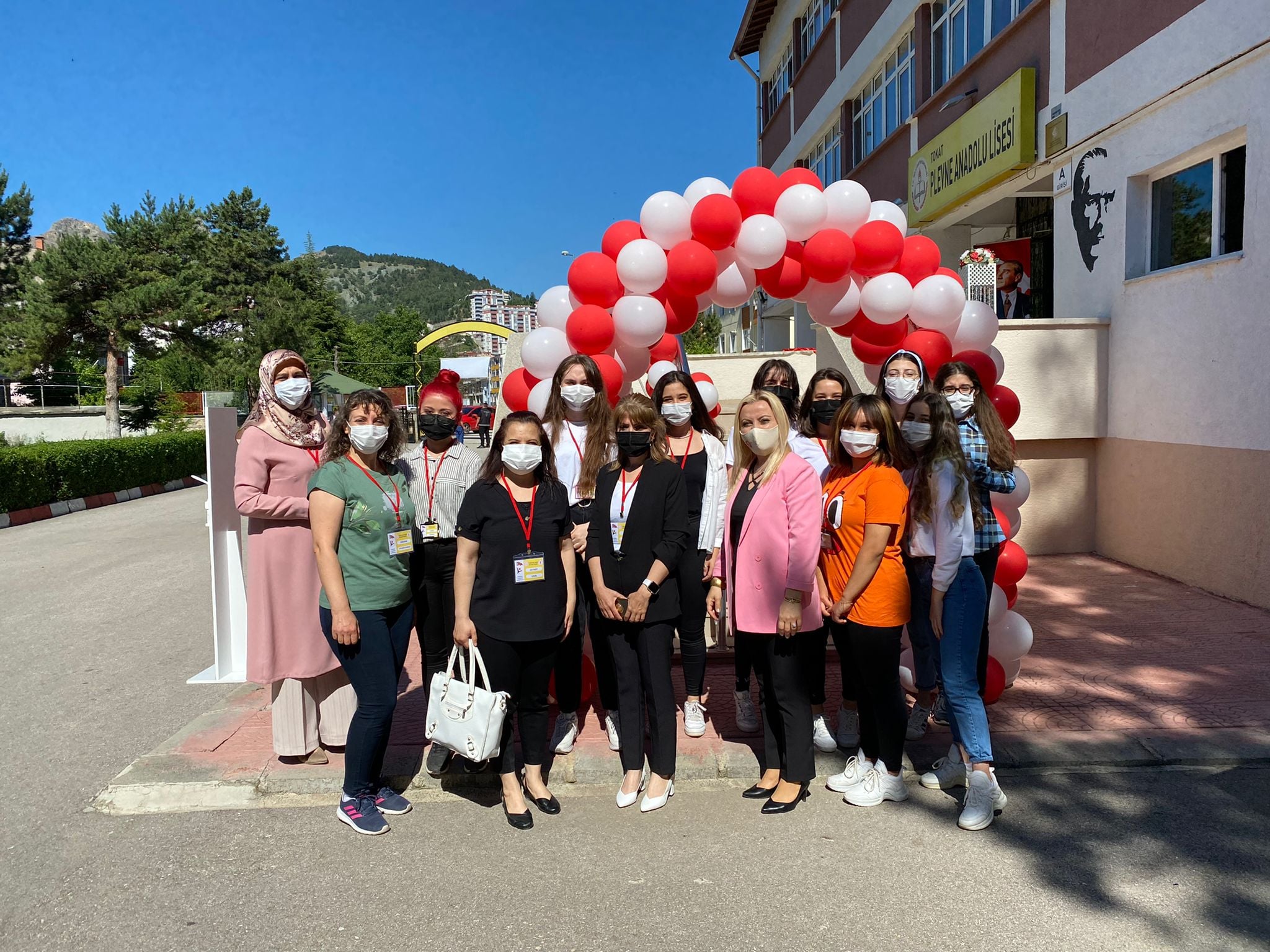 Bir Ülkü Varol Taşar dahil 3 kişi, ayakta duran insanlar, balon ve açık hava görseli olabilir