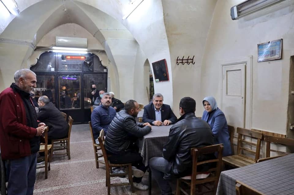 Bir 8 kişi, iç mekan ve şunu diyen bir yazı 'HH' görseli olabilir