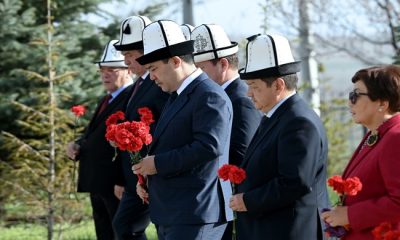 Президент Садыр Жапаров почтил память героев Апрельской революции