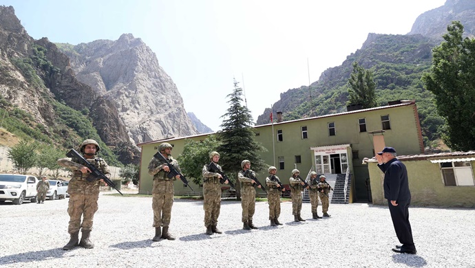 Millî Savunma Bakanı Hulusi Akar ve Beraberindeki TSK Komuta Kademesi, Güvenlik Korucuları ile Bayramlaştı