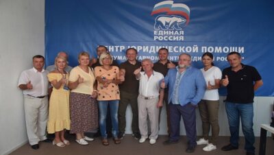 Александр Сидякин вручил первые партбилеты «Единой России» жителям Мариуполя