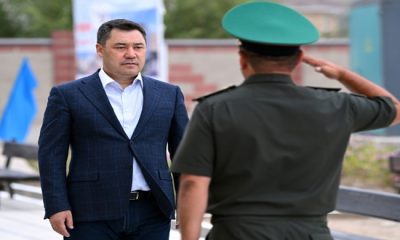 Президент Садыр Жапаров вручил ключи от новых квартир сотрудникам Пограничной службы