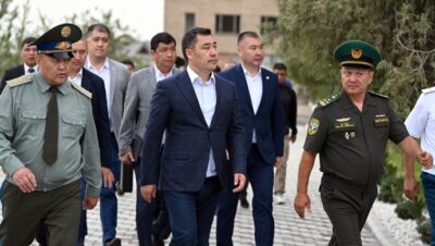 Президент Садыр Жапаров поручил выделить средства для реконструкции общежития под многоквартирный жилой дом для 70 семей пограничников
