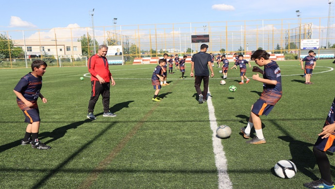 HATAYLI CÜNNÜK KARDEŞLER DEPREMİN YARALARINI FUTBOL İLE SARIYOR , GÖRÜNTÜLÜ