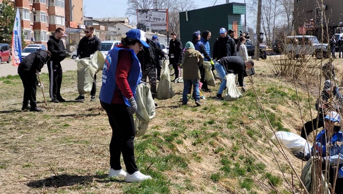 В Биробиджане «Единая Россия» организовала субботник по уборке берегов рек