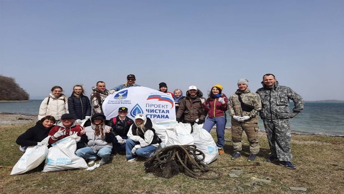 Парки, дворы, улицы: «Единая Россия» организовала уборку общественных пространств и мемориалов на Дальнем Востоке