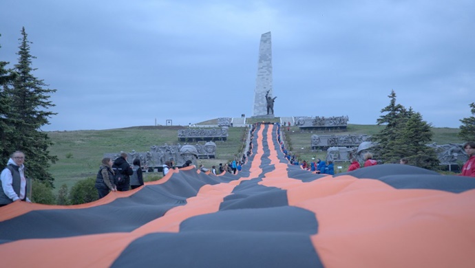 MGER, Volunteer Company ve Young Republic aktivistleri 9 Mayıs’a kadar Saur-Mogila’da 300 metrelik St. George kurdelesini açtılar