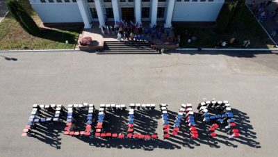 Tataristan’ın Genç Muhafızları, Yeni Bölgelerin Rusya ile Yeniden Birleşme Gününü büyük çaplı bir flaş kalabalıkla kutladı