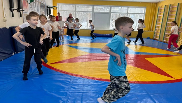 Murmansk’ta “Güçlülerin Seçimi” parti projesi kapsamında sambo unsurları içeren açık beden eğitimi dersi düzenlendi